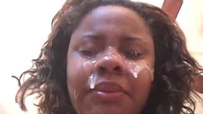 Sort brasiliansk pige får sperm i ansigtet efter analsex med en stor pik